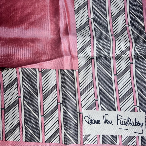 Vintage Diane Von Furstenberg silk scarf 20” square. Floral. - Picture 3 of 3